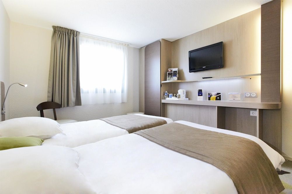 Kyriad Nevers Centre Standard Room, 2 Twin Beds 2