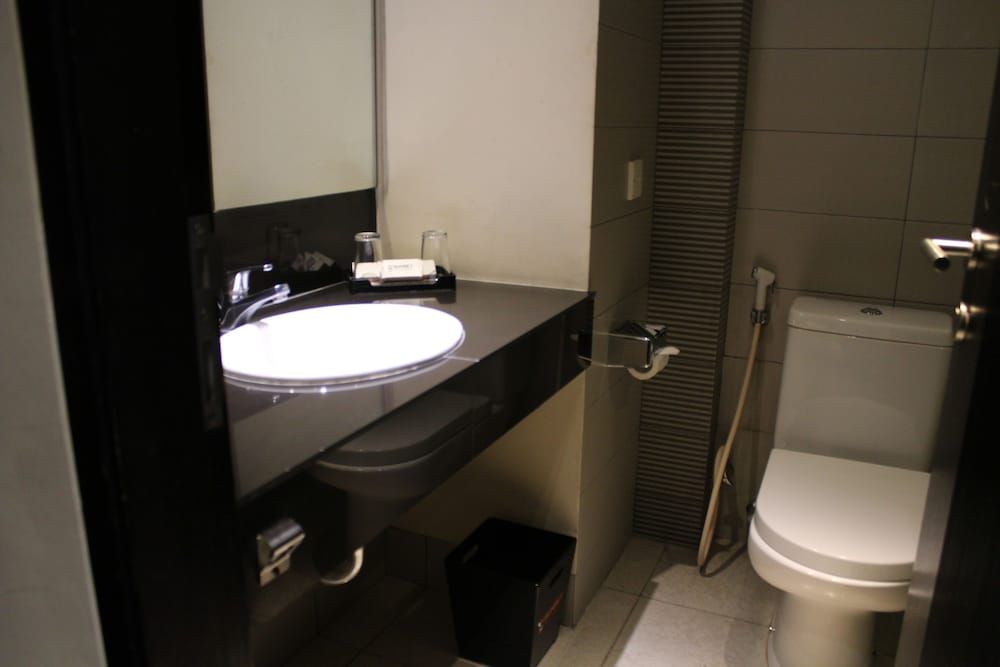 100 Sunset Hotel Superior Room 10