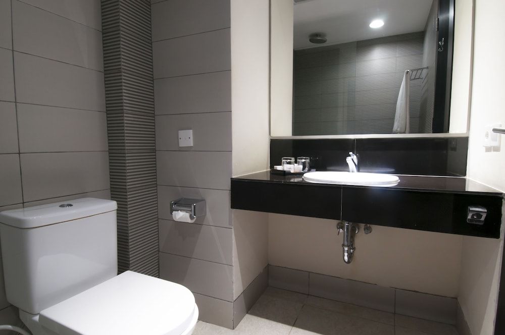 100 Sunset Hotel Superior Room 12