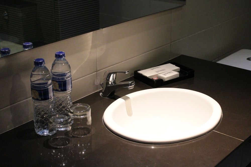 100 Sunset Hotel Superior Room 9