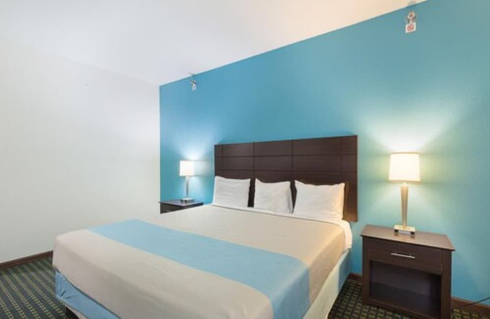 Budget Inn and Suites Standard Room, 1 King Bed, Accessible 5