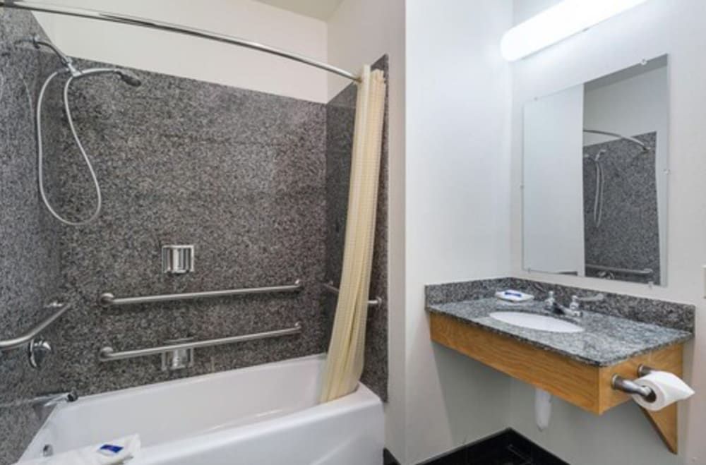 Budget Inn and Suites Standard Room, 2 Queen Beds, Accessible 6