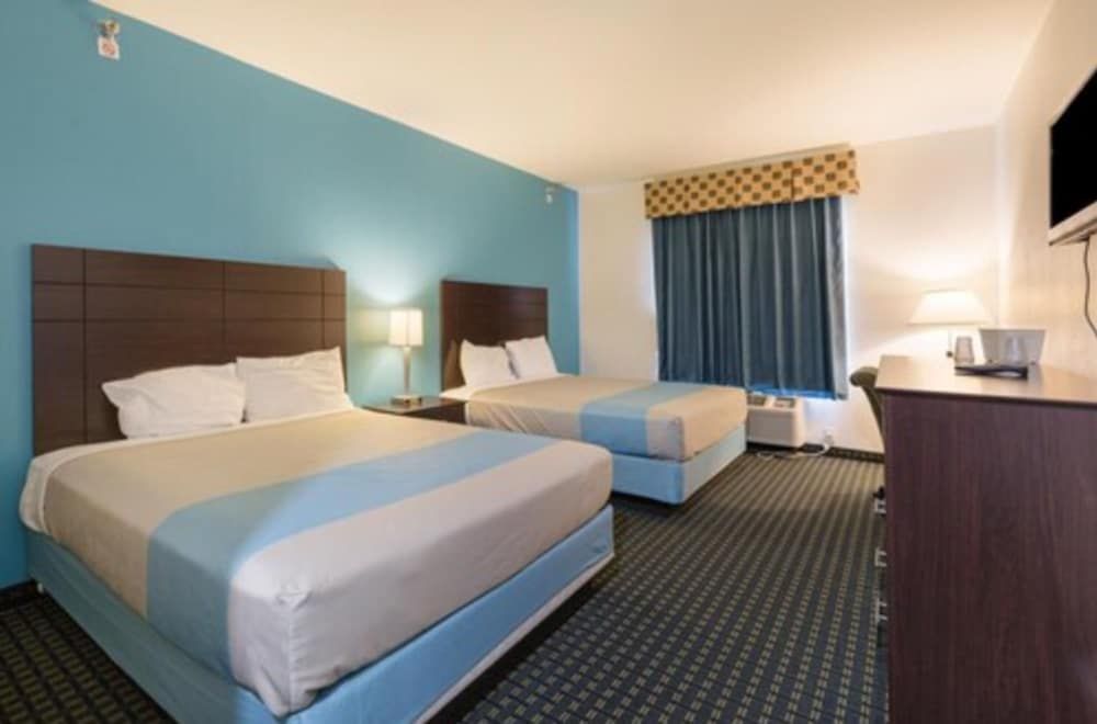 Budget Inn and Suites Standard Room, 2 Queen Beds, Accessible 4