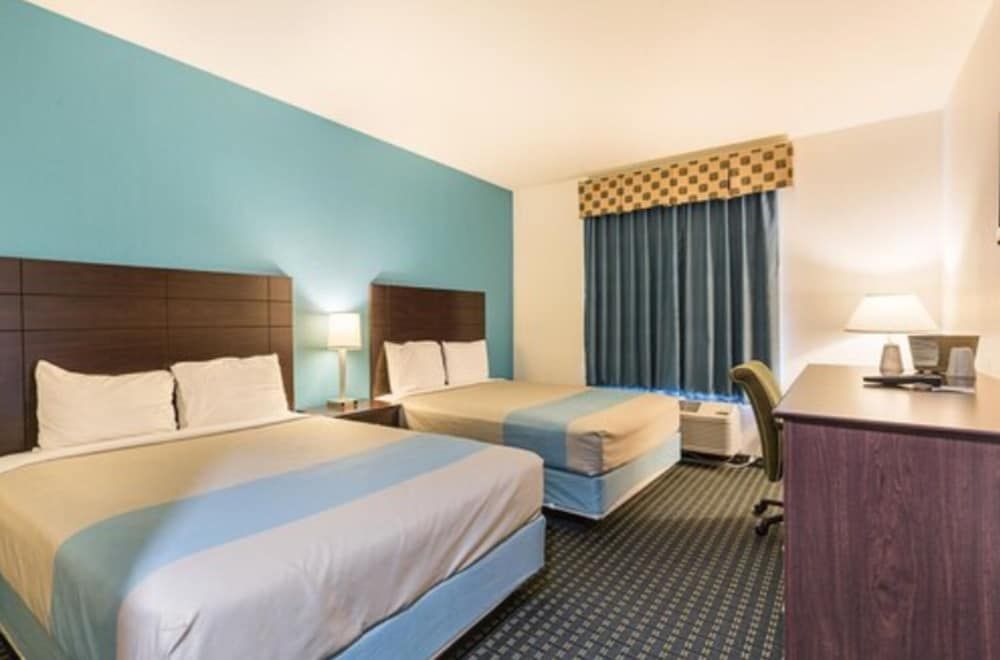 Budget Inn and Suites Standard Room, 2 Queen Beds, Accessible 5