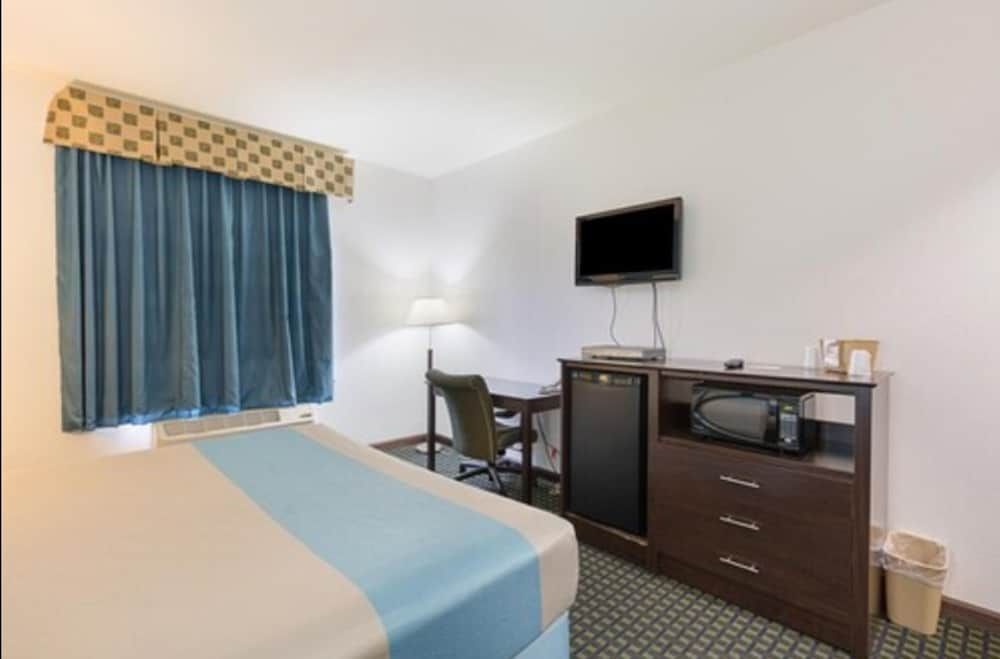 Budget Inn and Suites Standard Room, 1 King Bed, Accessible 4