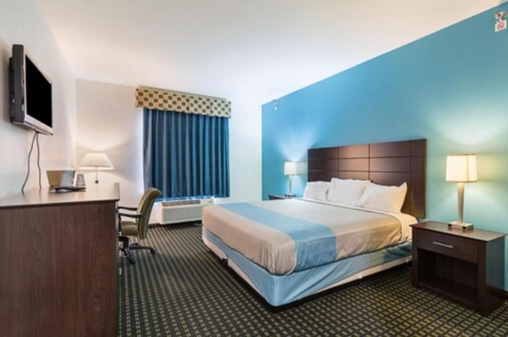 Budget Inn and Suites Standard Room, 1 King Bed, Accessible 2