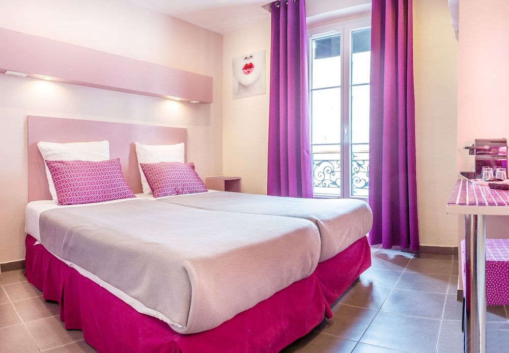 Twin Bed Room