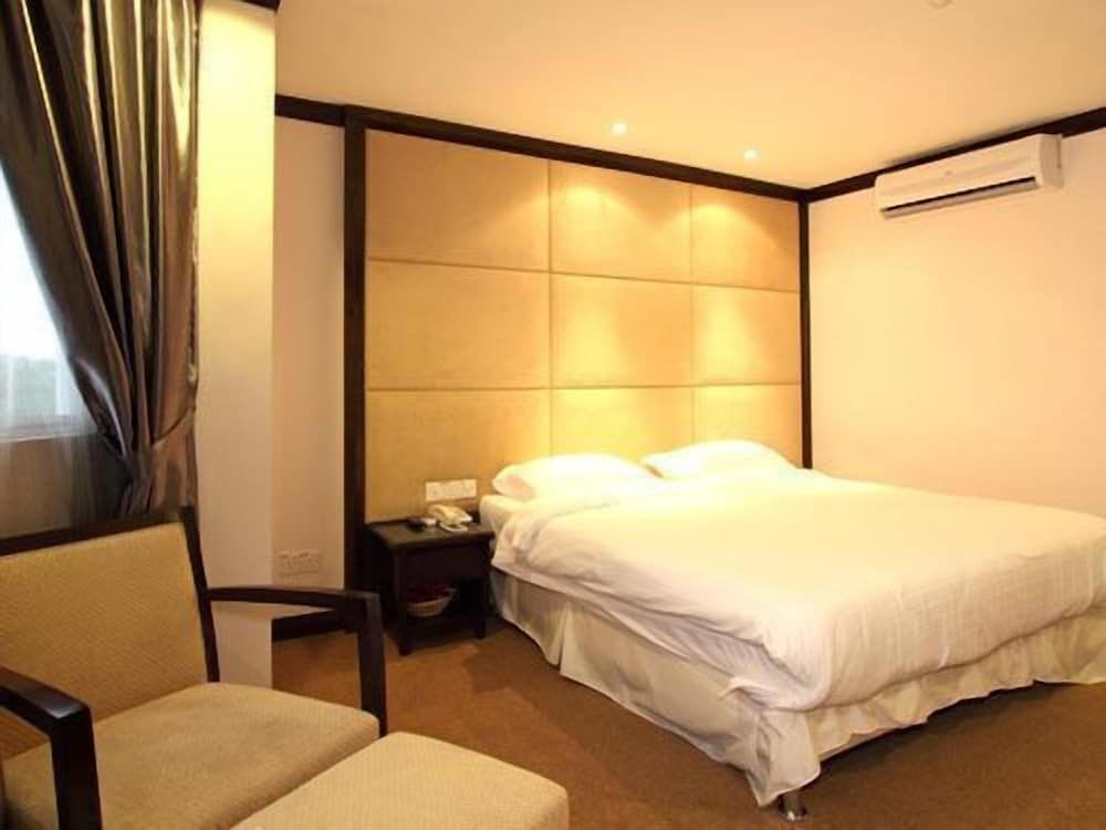 Country Hotel Deluxe Room 4