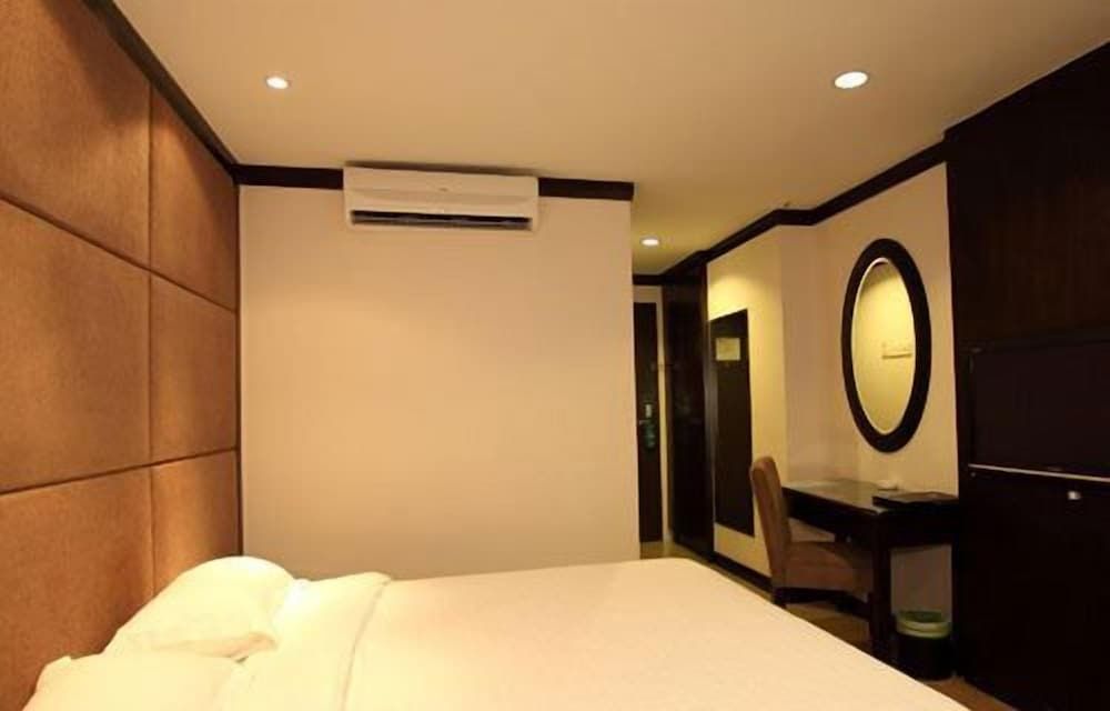 Country Hotel Deluxe Room 8