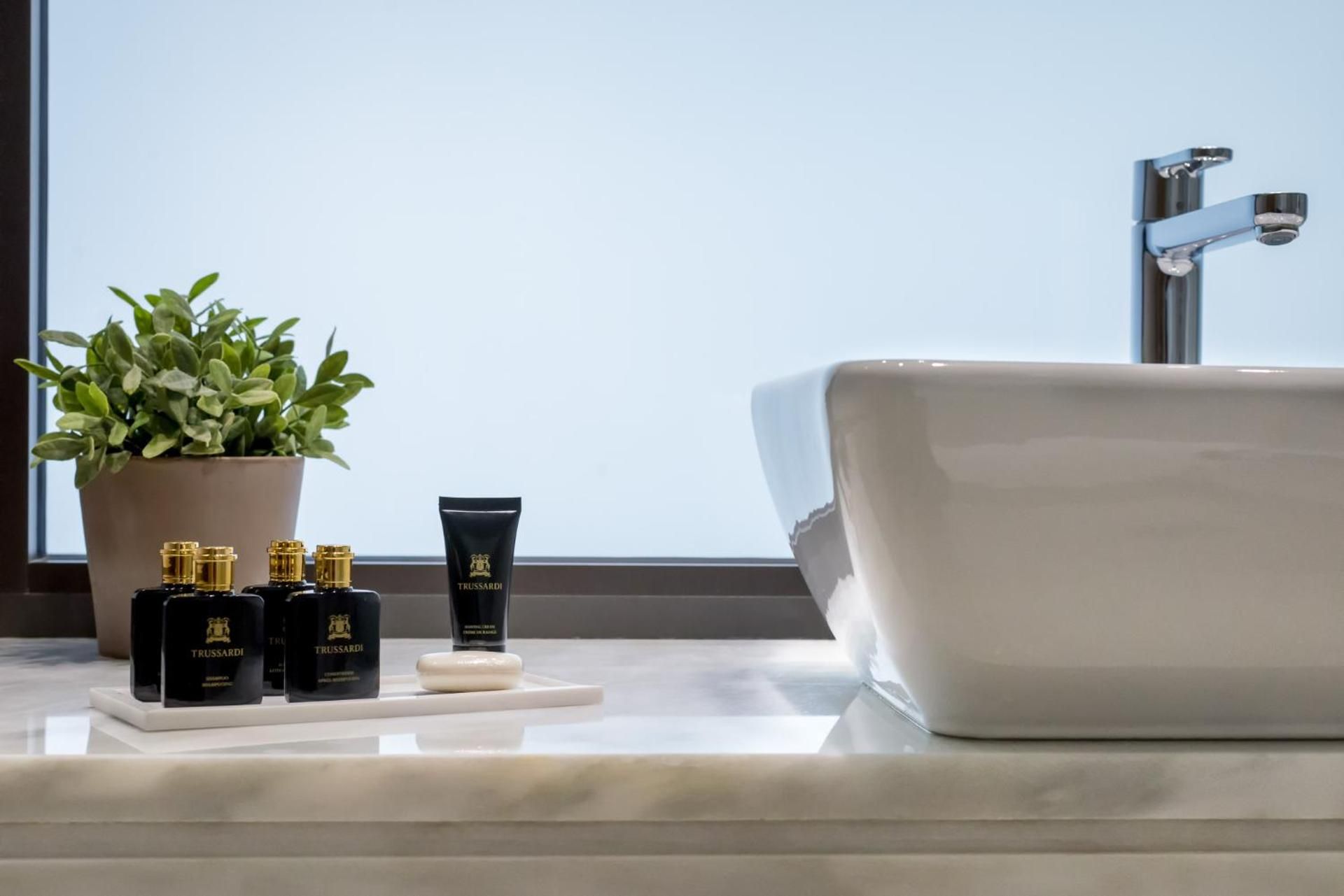 Esperos Palace Luxury & Spa Hotel Suite with Lake View 2