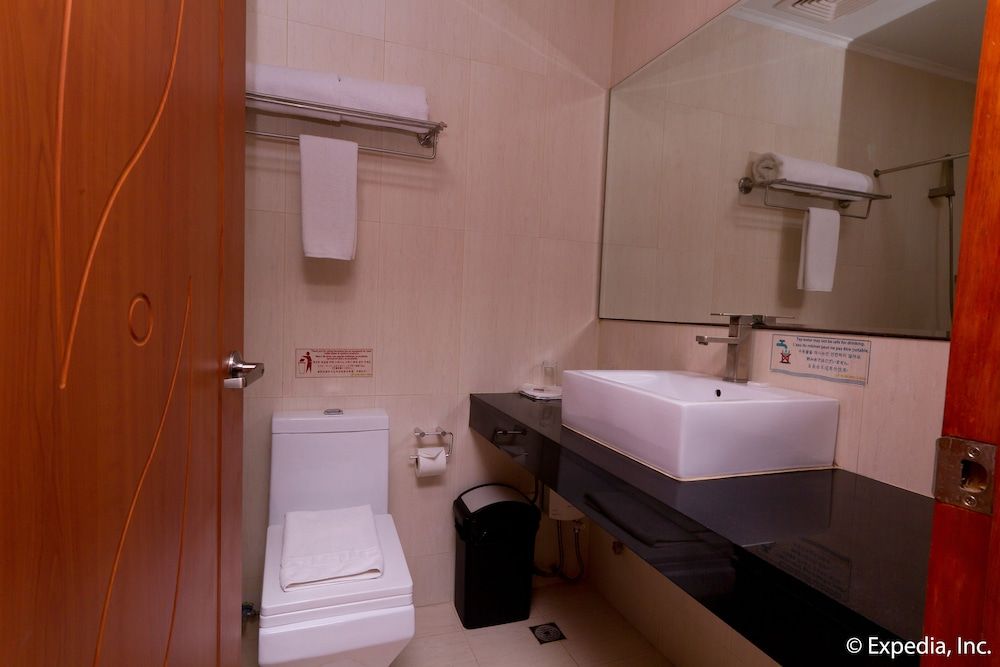 Allure Hotel & Suites Deluxe Room 6