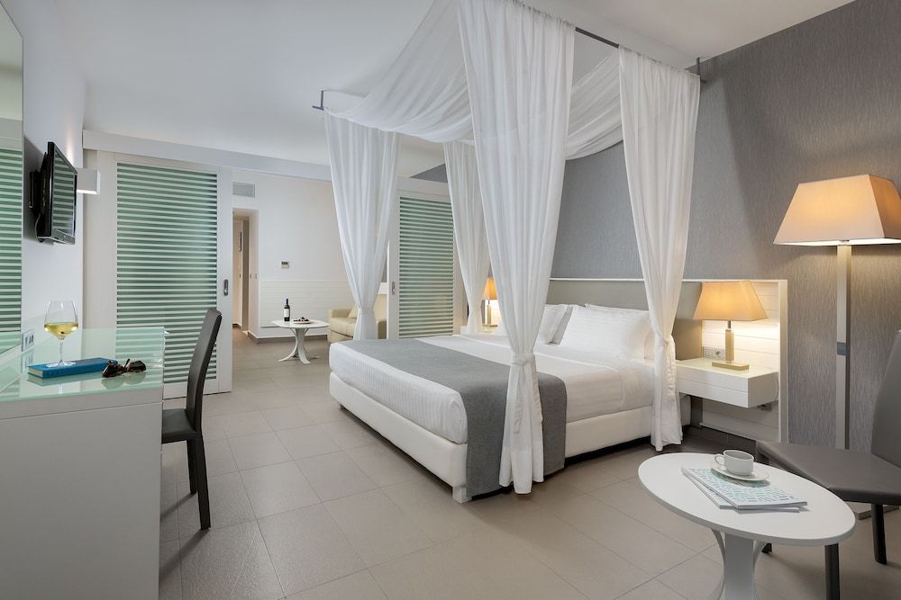 Junior Suite, Pool Access, Sea View