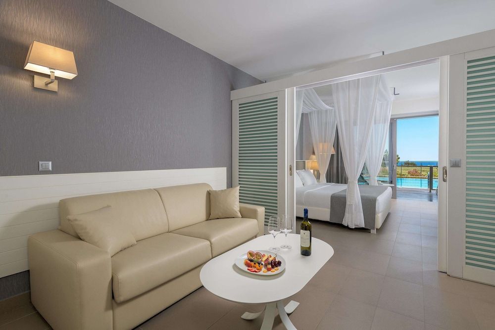 Junior Suite, Pool Access, Sea View