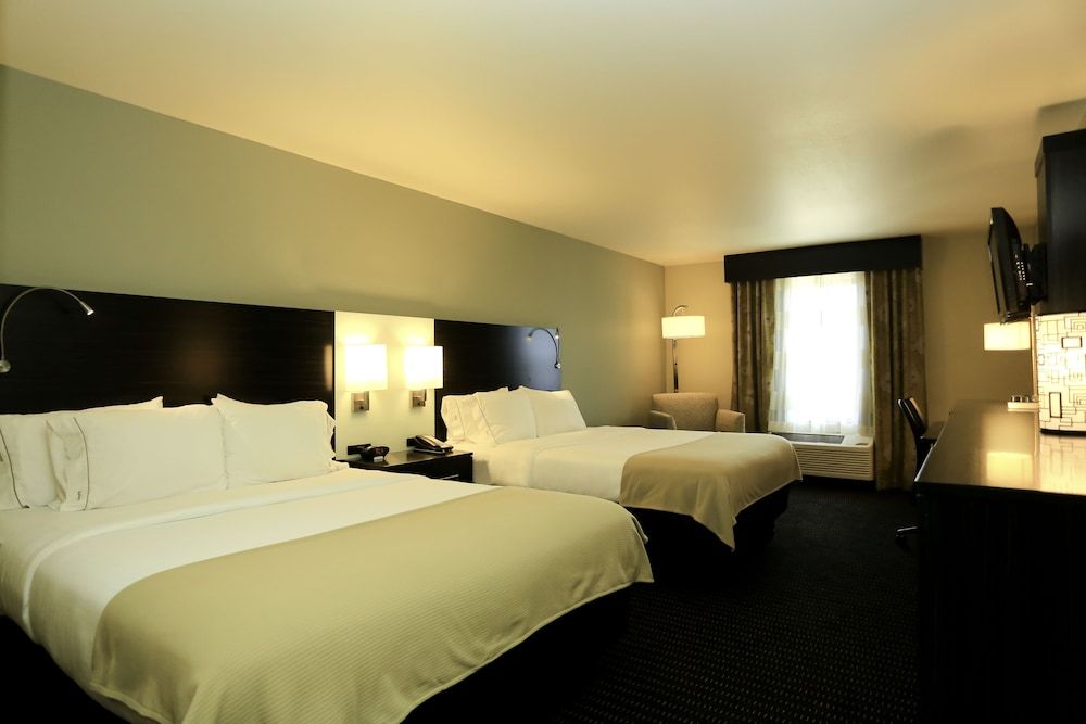 Suite, 2 Queen Beds, Accessible (Accessible Tub)