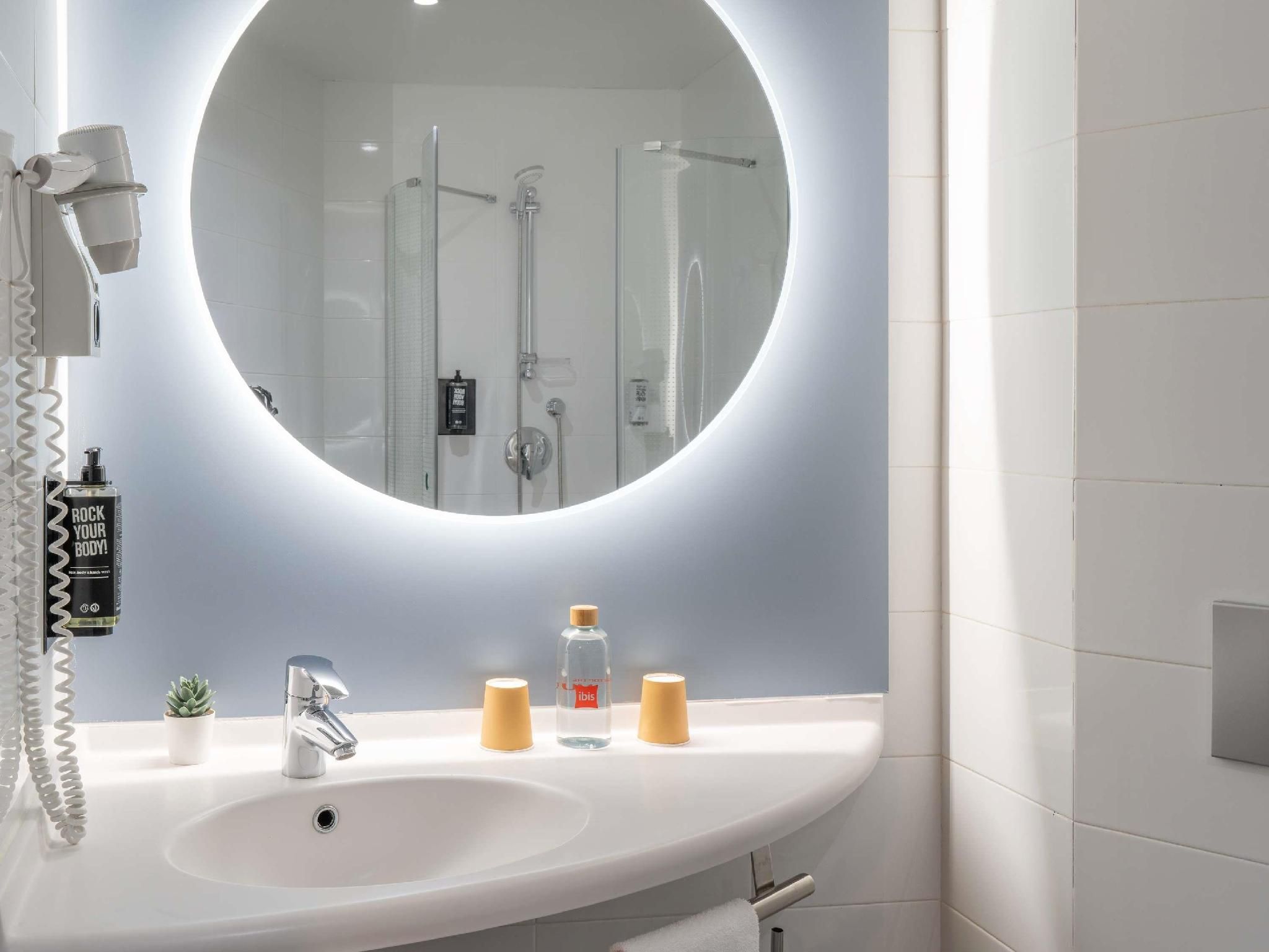 ibis Madrid Centro Las Ventas Room with double bed for 1 or 2 people equipped with the new ibis bed 2
