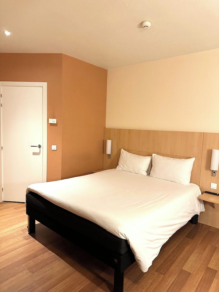 ibis Madrid Centro Las Ventas Room (New Bedding) 2