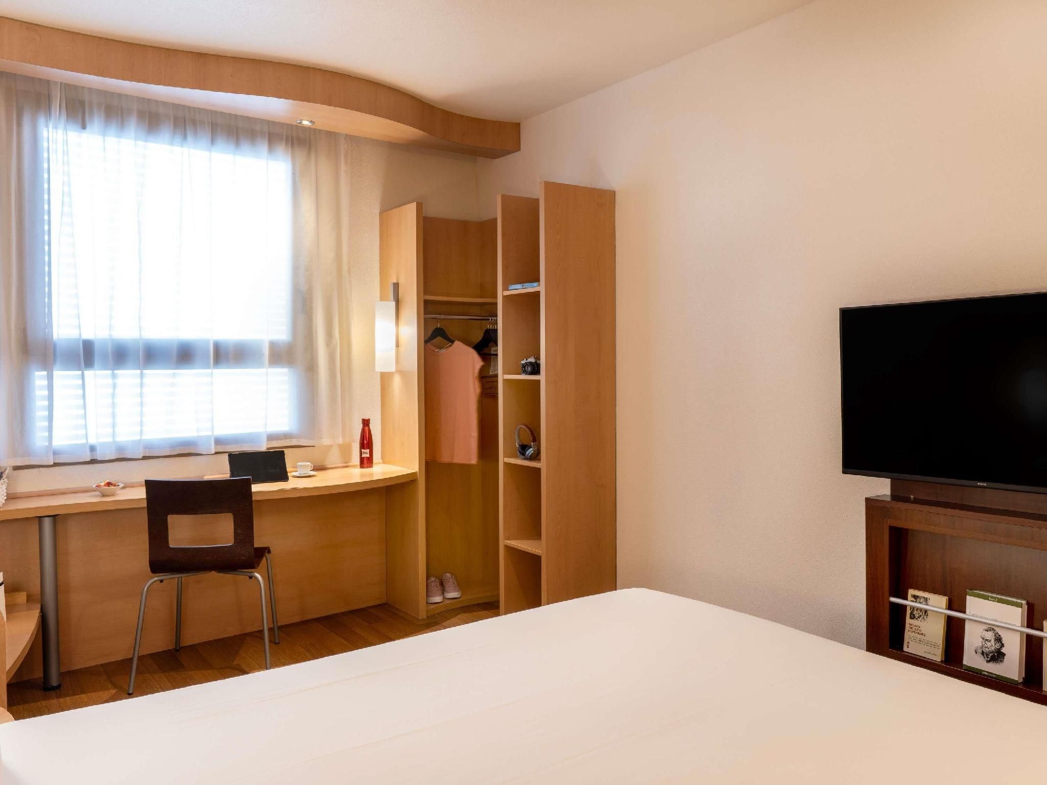 ibis Madrid Centro Las Ventas Room with double bed for 1 or 2 people equipped with the new ibis bed 3