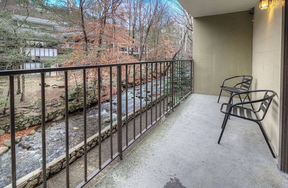 Brookside Lodge Riverside Deluxe 2-Queen Beds with Fireplace 5