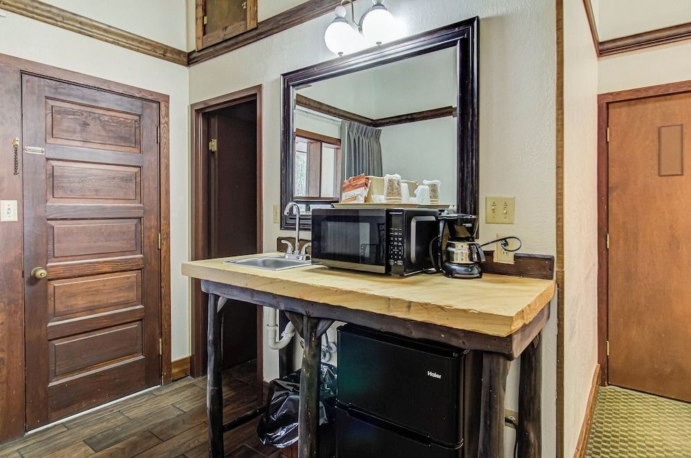 Brookside Lodge Riverside Deluxe King with Fireplace. 12