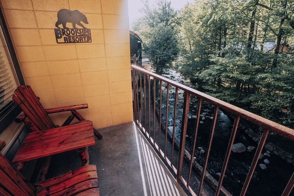 Brookside Lodge Riverside Deluxe 2-Queen Beds with Fireplace 6