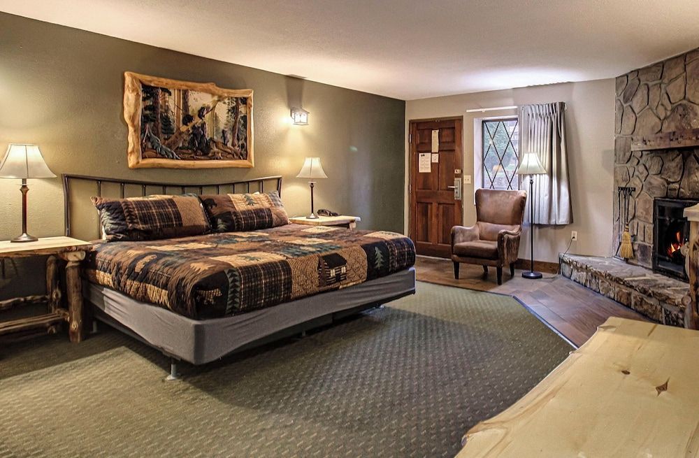 Brookside Lodge Riverside Deluxe King 4