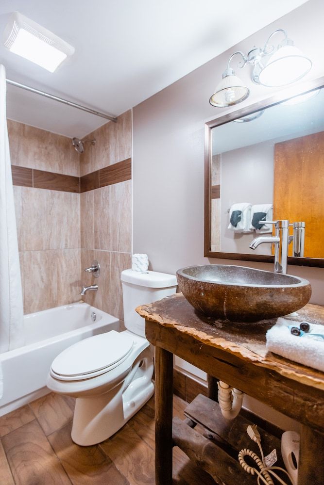 Brookside Lodge Riverside Deluxe 2-Queen Beds with Fireplace 8