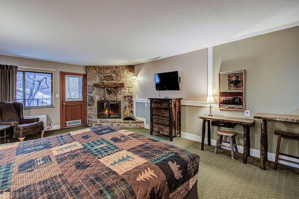 Brookside Lodge Riverside Deluxe King with Fireplace.