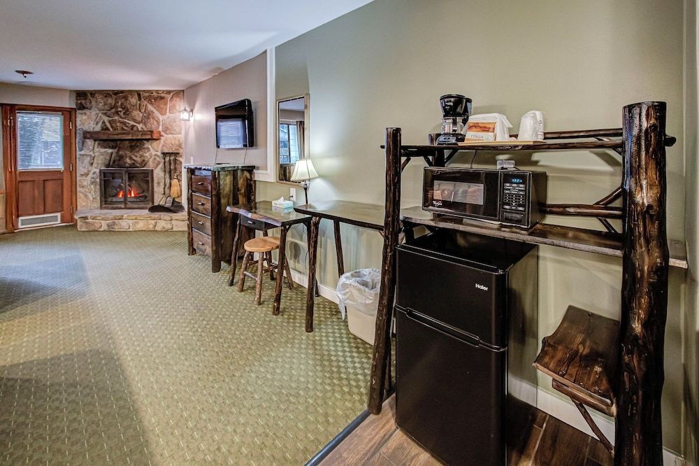 Brookside Lodge Riverside Deluxe 2-Queen Beds with Fireplace 11