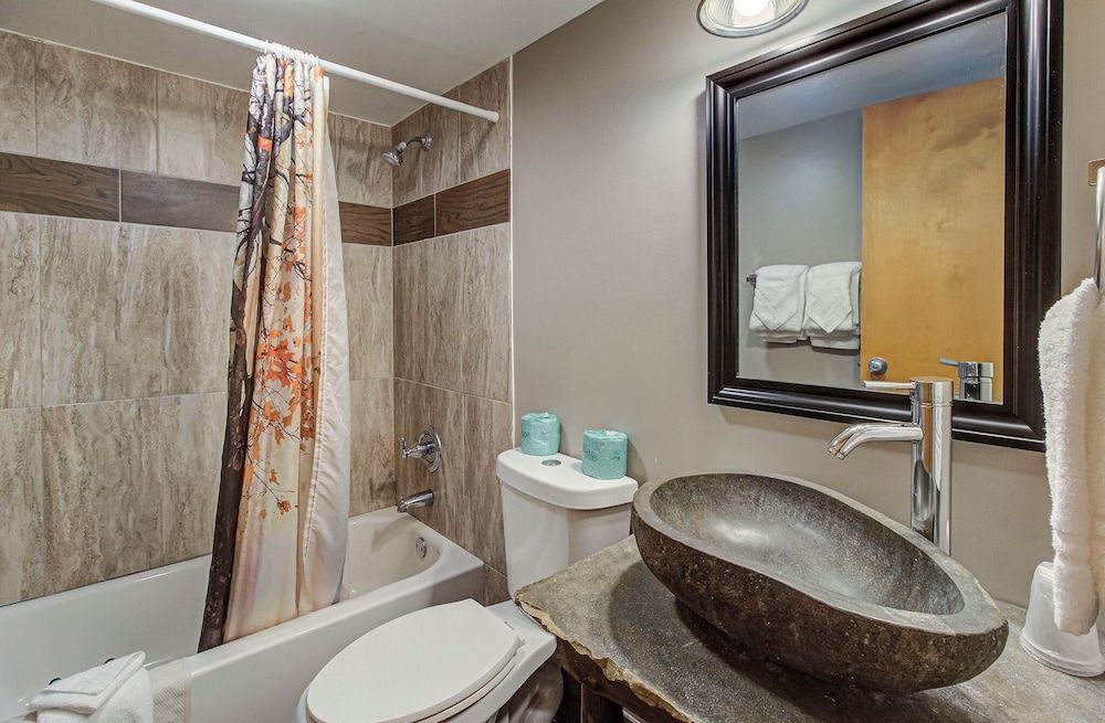 Brookside Lodge Riverside Deluxe King 7