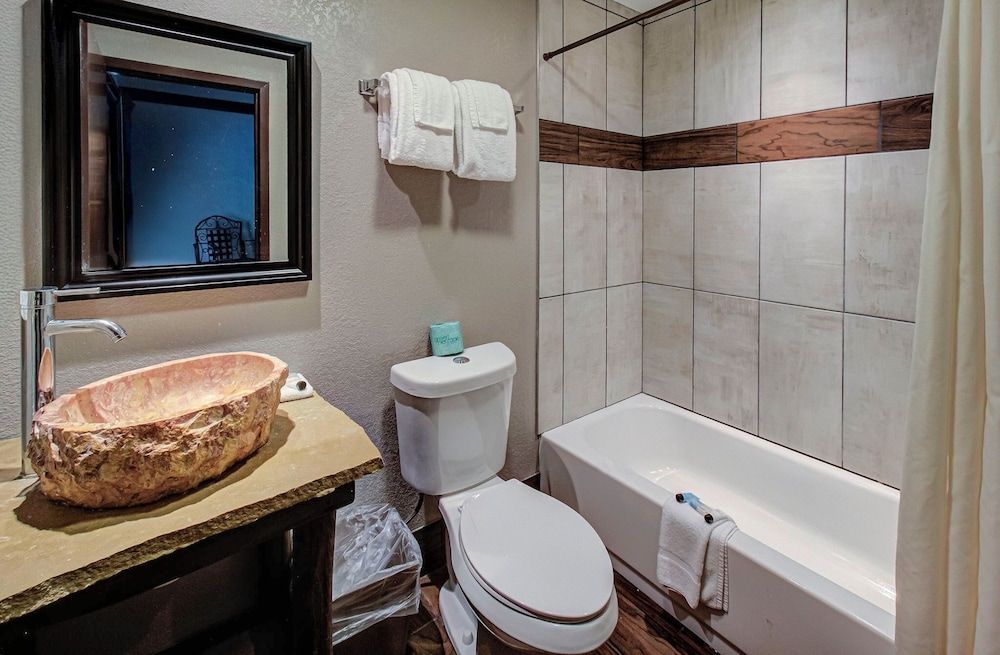 Brookside Lodge Riverside Deluxe King 6