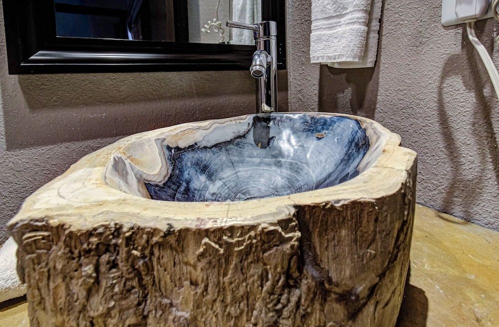 Brookside Lodge Riverside Deluxe King 8