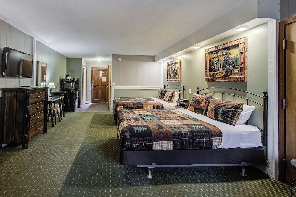 Brookside Lodge Riverside Deluxe 2-Queen Beds with Fireplace