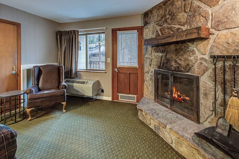 Brookside Lodge Riverside Deluxe 2-Queen Beds with Fireplace 10