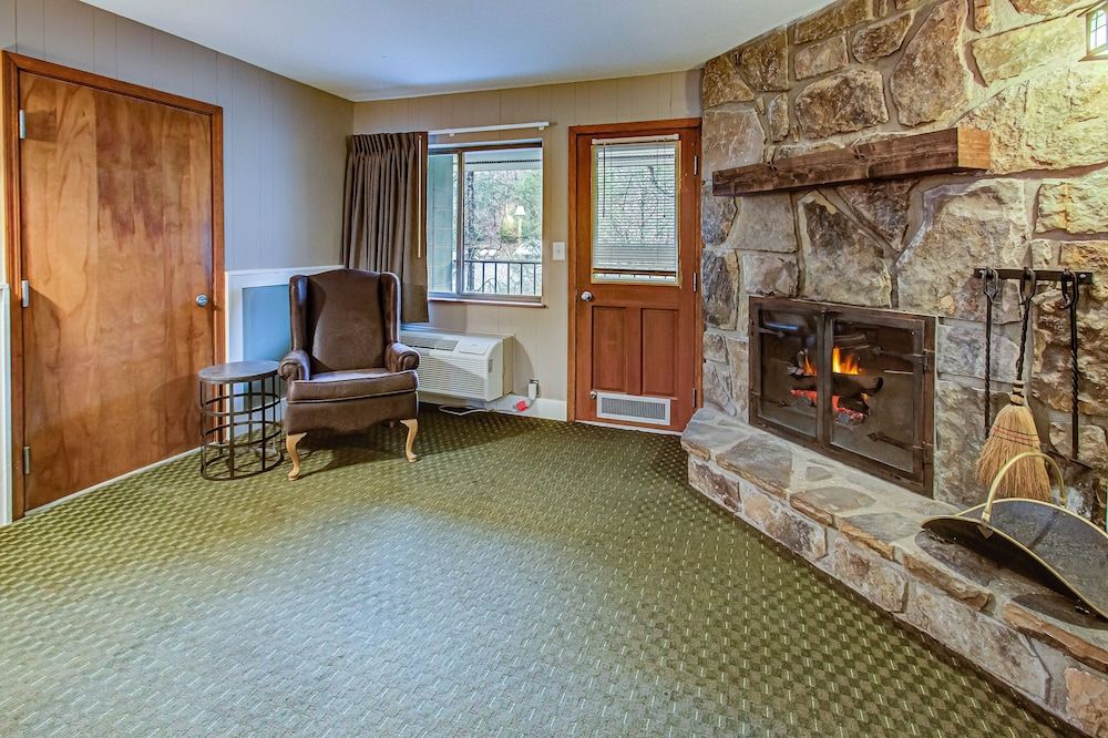 Brookside Lodge Riverside Deluxe King with Fireplace. 13