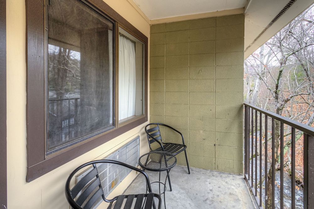 Brookside Lodge Riverside Deluxe 2-Queen Beds with Fireplace 4