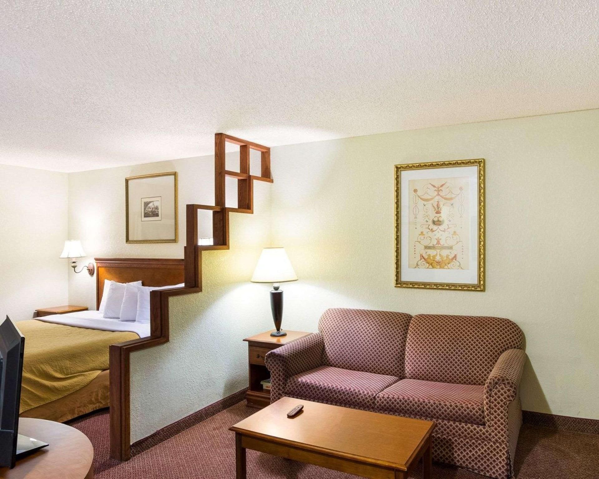 1 King Bed, Suite, Smoking