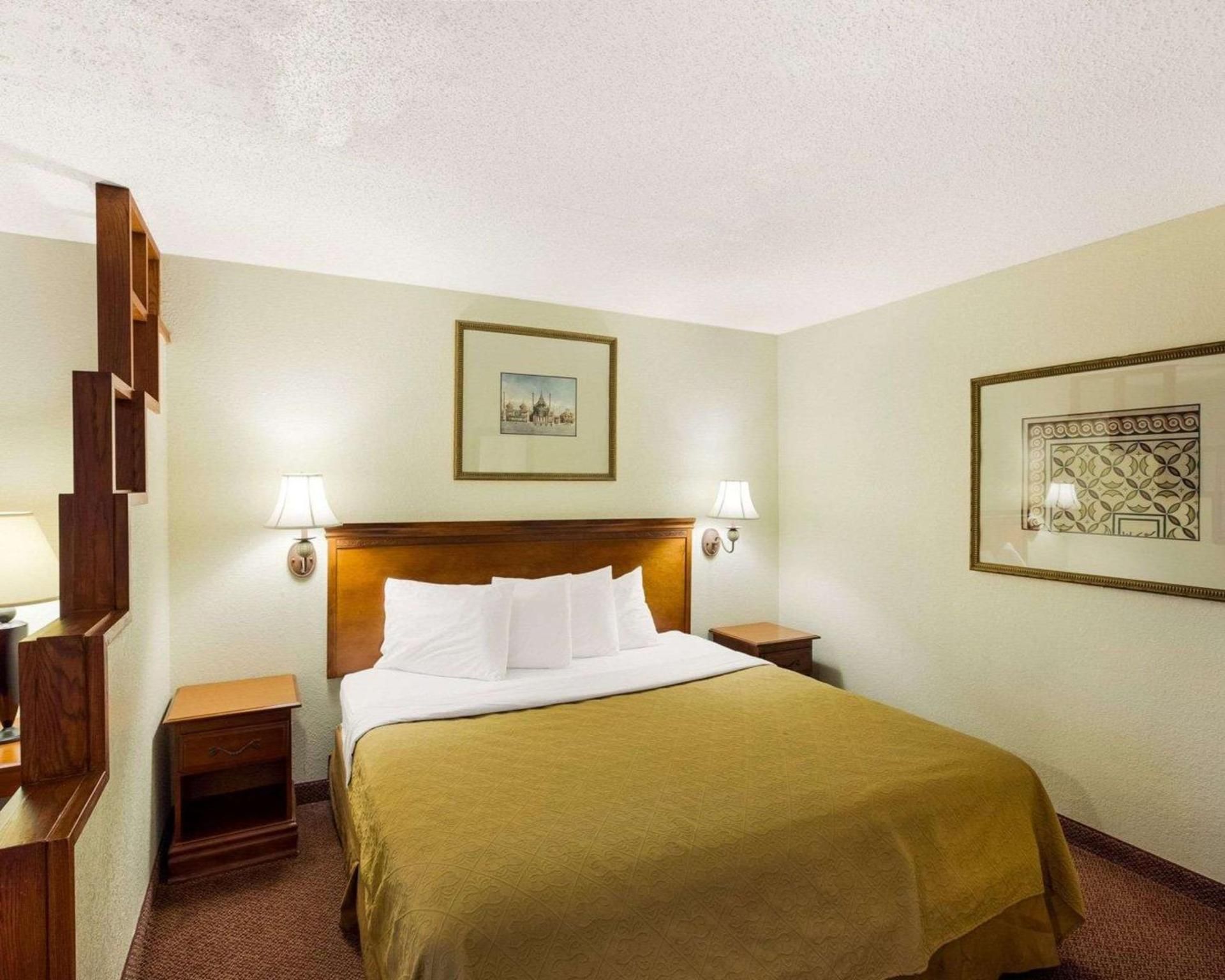 1 King Bed, Efficiency, Nonsmoking
