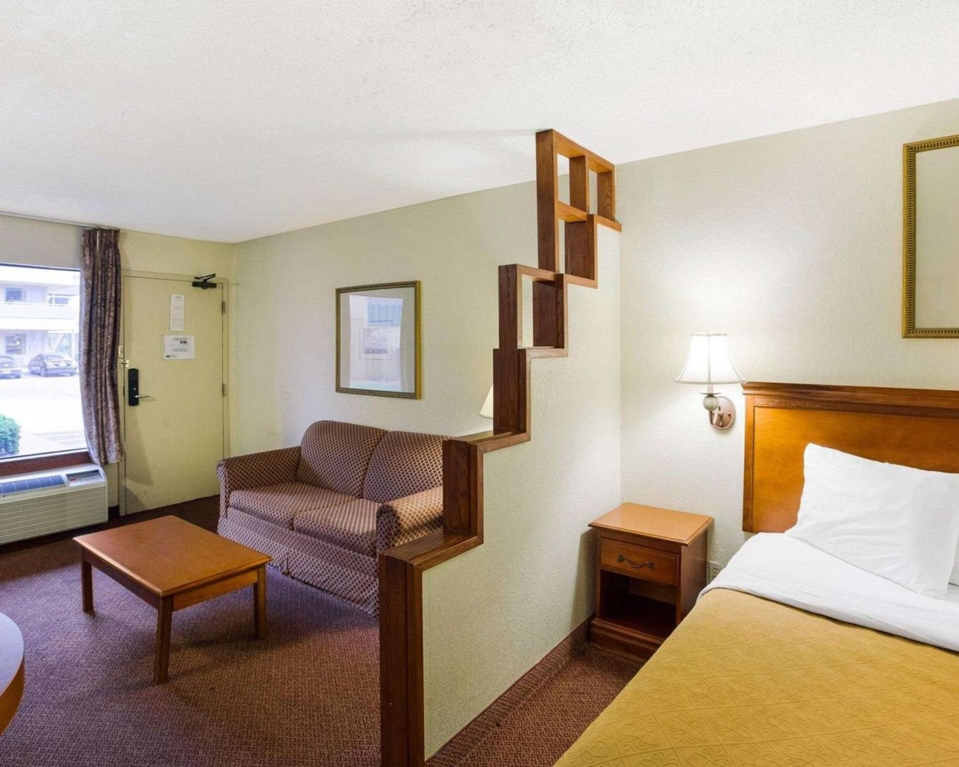 1 King Bed, Efficiency, Nonsmoking