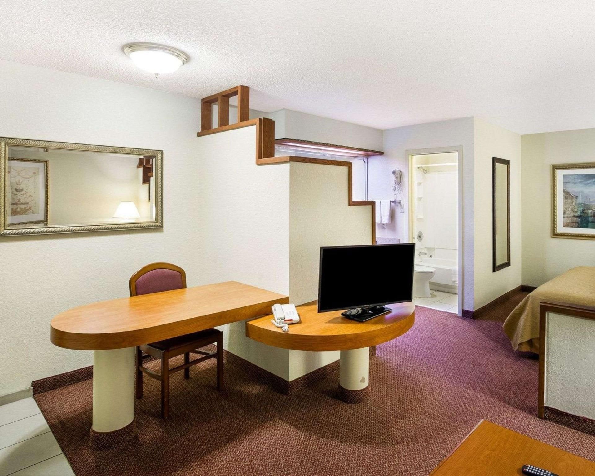 1 King Bed, Suite, Smoking