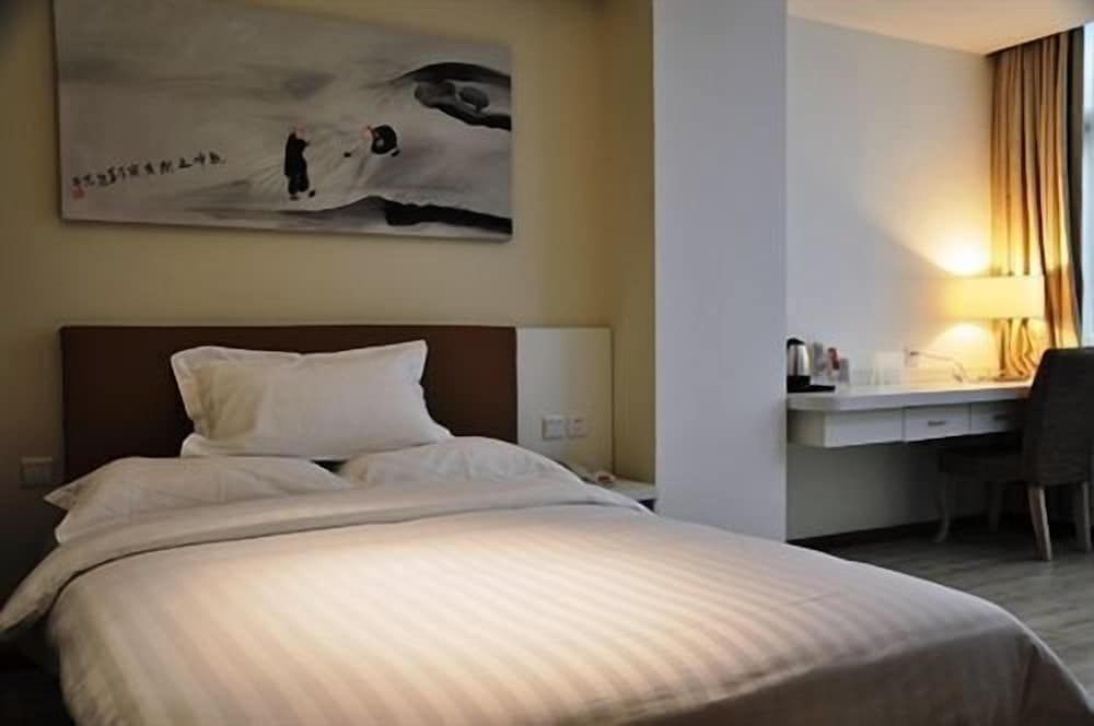 undefined Mellow Orange Hotel 7