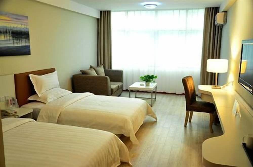 undefined Mellow Orange Hotel 8