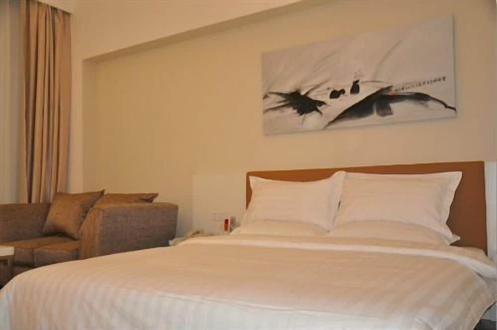 undefined Mellow Orange Hotel 4