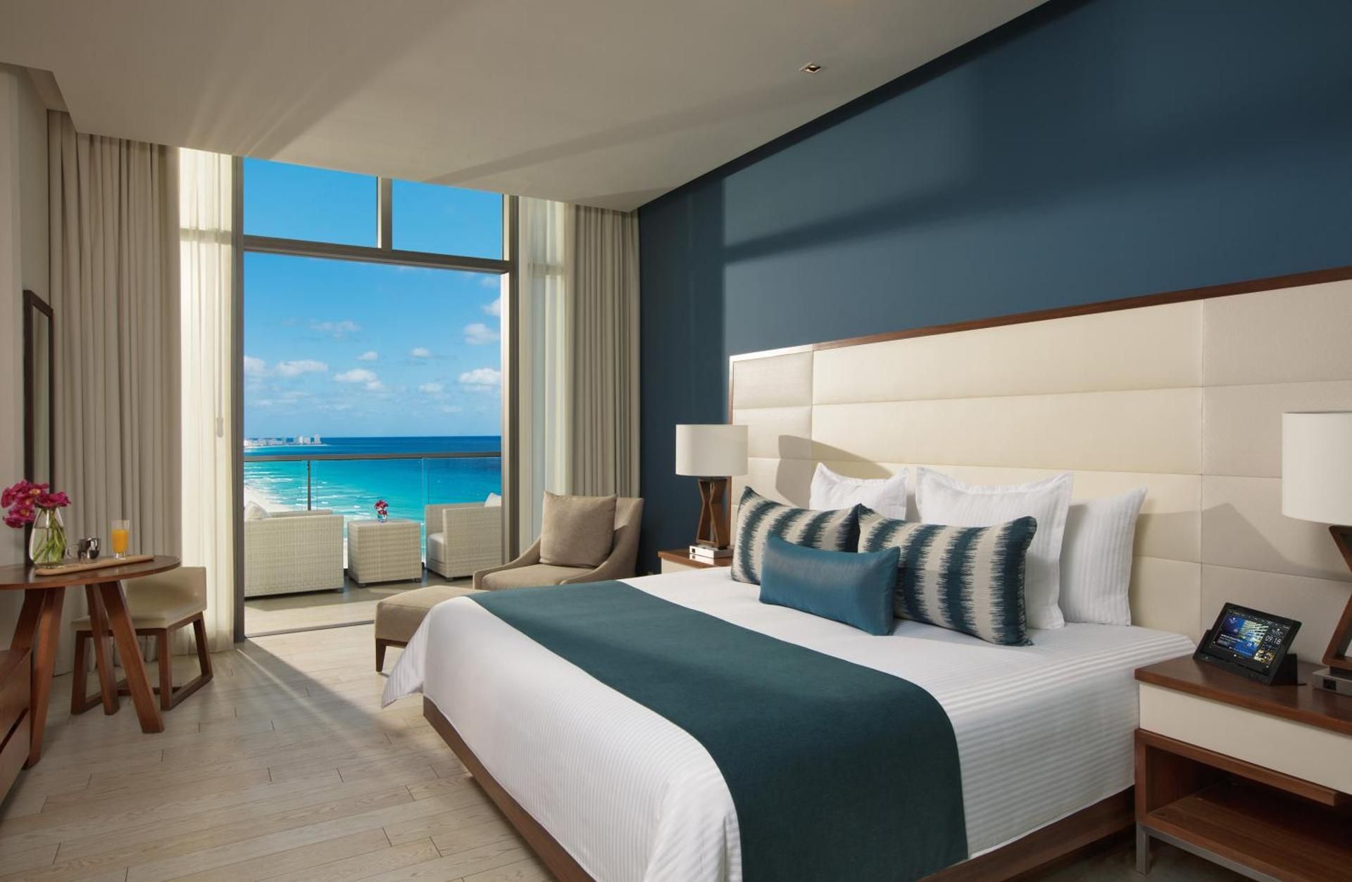 Deluxe Partial Ocean View King - All Inclusive