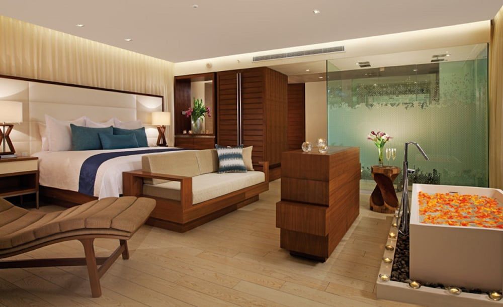 Preferred Club Honeymoon Suite with Front Ocean View