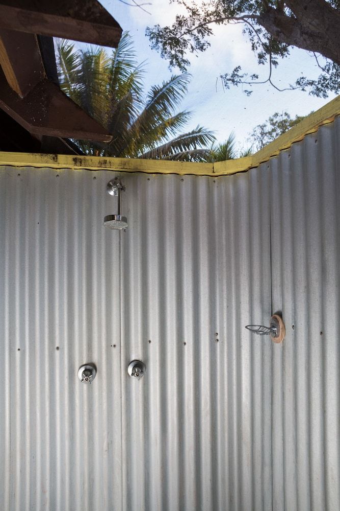 Funky Fish Beach & Surf Resort - Hostel Two Bedroom Beachfront Bure 7