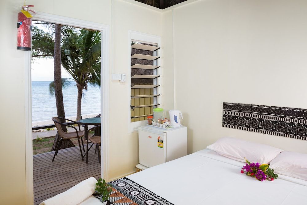 Funky Fish Beach & Surf Resort - Hostel Beach Front Island Bure 7