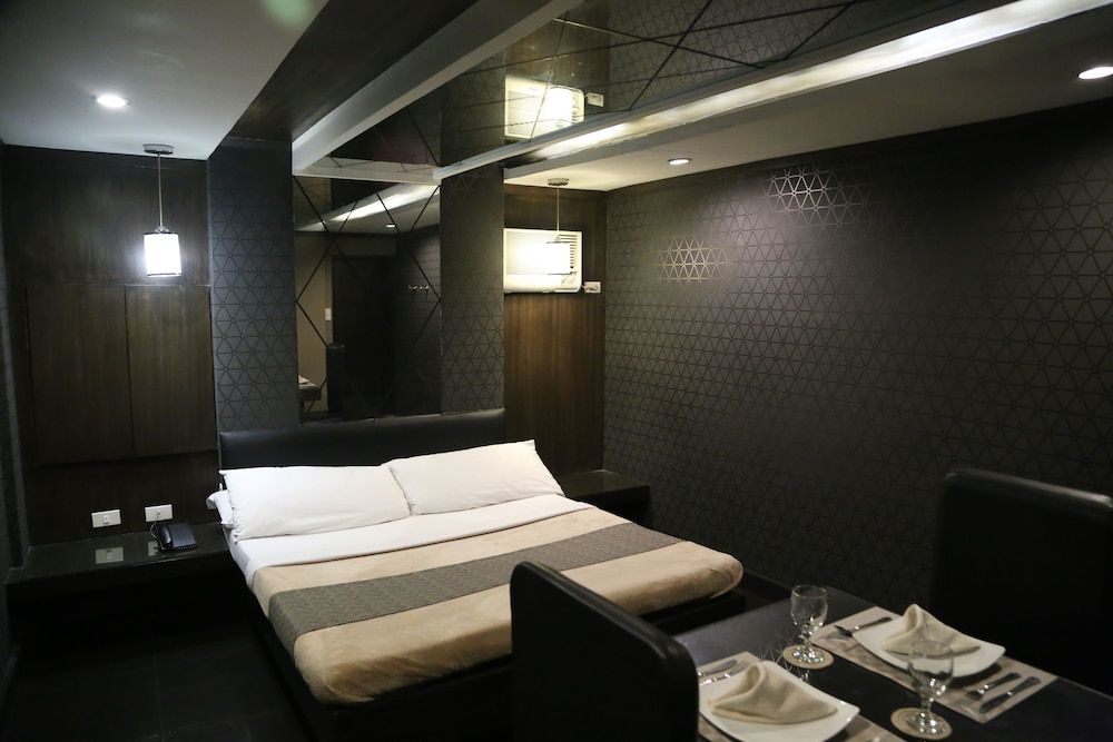 Victoria Court Las Piñas Deluxe Room 3