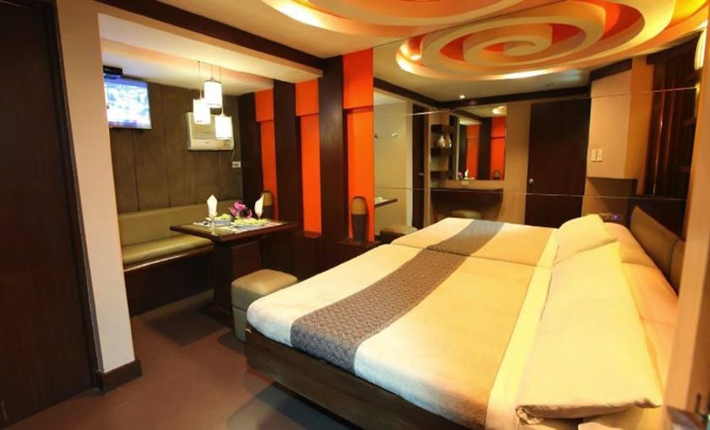 Victoria Court Las Piñas Deluxe Room 5