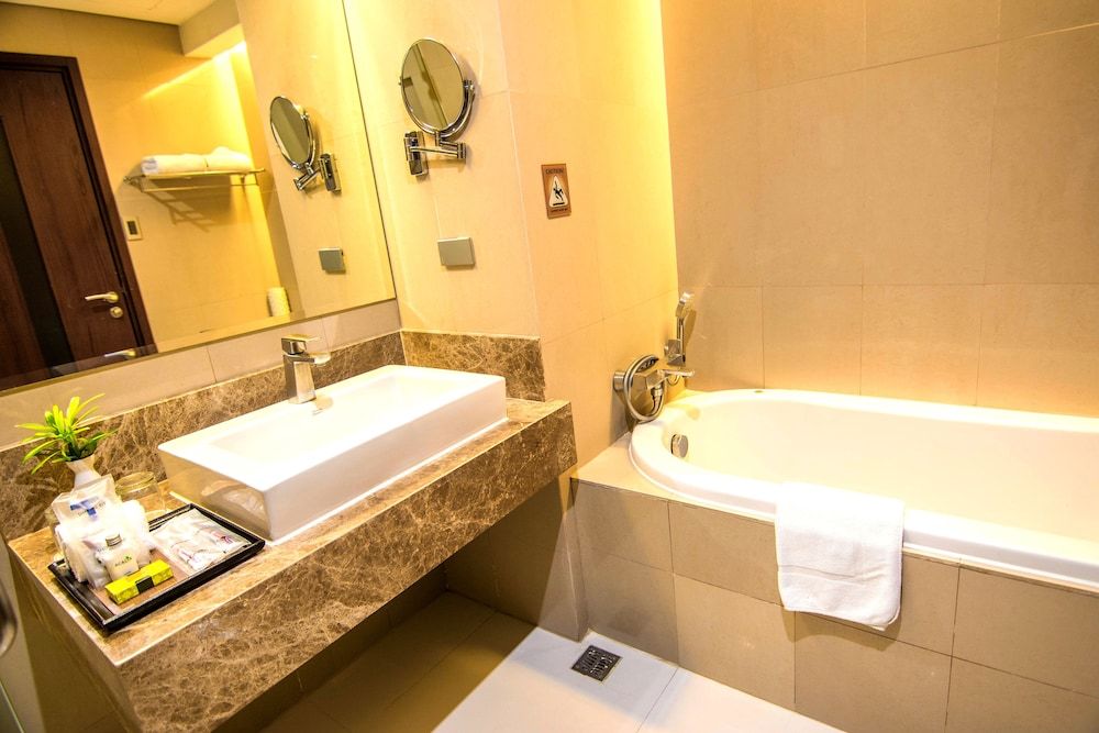 Acacia Hotel Manila Junior Suite, 1 King Bed, Bathtub 3