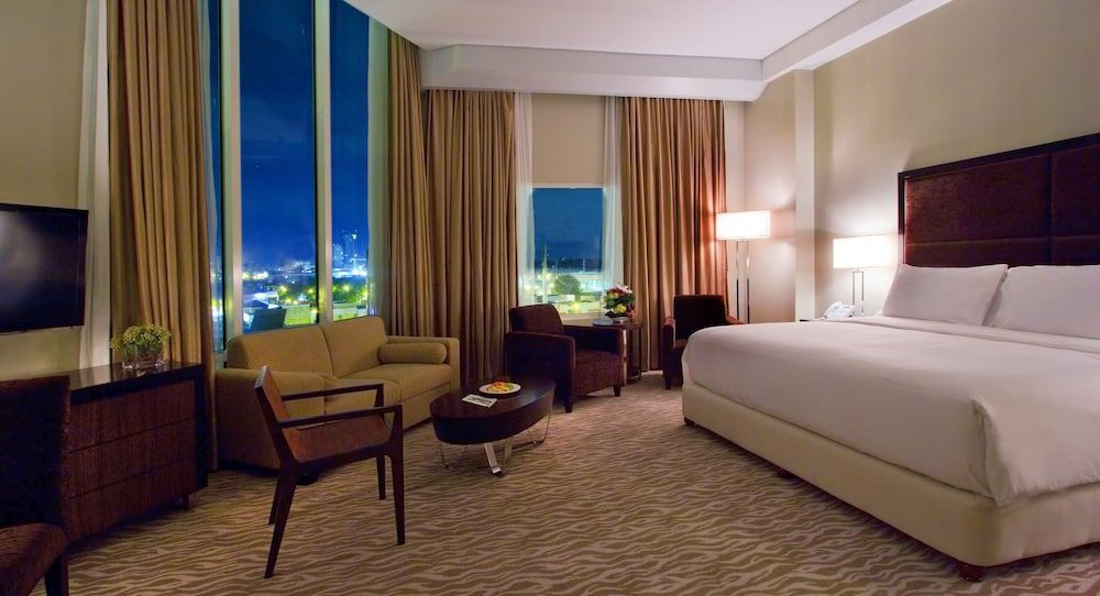 Acacia Hotel Manila Junior Suite, 1 King Bed, Bathtub